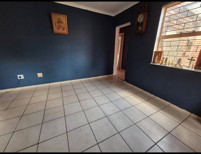 3 BEDROOM TOWNHOUSE FOR SALE IN VANDERBIJLPARK CE 2